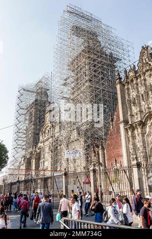 Mexico, centre historique, Historico Centro, Zocalo Plaza de la Constitucion, Metropolitan Cathedral échafaudage réparation, homme hommes, Banque D'Images