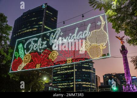 Mexico, Avenida Paseo de la Reforma, Feliz Navidad Merry Christmas signez des lumières électriques, une hauteur élevée s'élève gratte-ciel gratte-ciel gratte-ciel grand bâtiment construit Banque D'Images