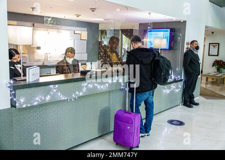 Mexico, Avenida Paseo de la Reforma, IHG Holiday Inn Express, valise à bagages, homme hommes, femme femme femme femme, adulte, résident Banque D'Images