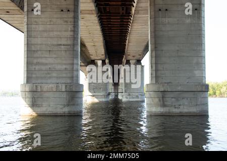 Pont de kaydat traversant le fleuve Dniepr dans la ville de Dniepr Banque D'Images