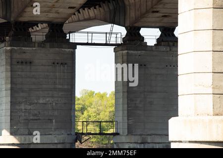 Pont de kaydat traversant le fleuve Dniepr dans la ville de Dniepr Banque D'Images