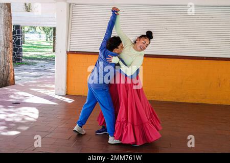 Mexico,Bosque de Chapultepec Section 2 Forest,cours de flamenco enseignant entraîneur étudiant dansant pratiquant, homme hommes, femme femme femme femme, adul Banque D'Images