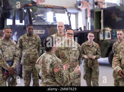 Bang. Le général Lori Robinson, commandant général adjoint de soutien de la Division d'infanterie 2nd/Division combinée ROK, effectue une visite du terrain d'entretien de l'empreinte de la Brigade de soutien de la Division d'infanterie 2nd sur le camp Humphreys, République de Corée, le 15 septembre 2022. Le but de la visite du terrain d'entretien est d'assurer un niveau élevé de sensibilisation et de commande de l'intérêt pour l'entretien sur le terrain en s'assurant que les groupes de commandement supérieurs comprennent comment leur programme d'entretien fonctionne. Banque D'Images