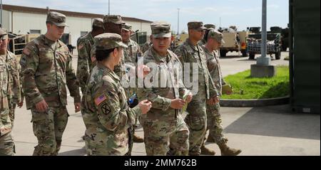 Bang. Le général Lori Robinson, commandant général adjoint de soutien de la Division d'infanterie 2nd/Division combinée ROK, effectue une visite du terrain d'entretien de l'empreinte de la Brigade de soutien de la Division d'infanterie 2nd sur le camp Humphreys, République de Corée, le 15 septembre 2022. Le but de la visite du terrain d'entretien est d'assurer un niveau élevé de sensibilisation et de commande de l'intérêt pour l'entretien sur le terrain en s'assurant que les groupes de commandement supérieurs comprennent comment leur programme d'entretien fonctionne. Banque D'Images