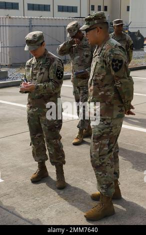 Bang. Le général Lori Robinson, commandant général adjoint de soutien de la Division d'infanterie 2nd/Division combinée ROK, effectue une visite du terrain d'entretien de l'empreinte de la Brigade de soutien de la Division d'infanterie 2nd sur le camp Humphreys, République de Corée, le 15 septembre 2022. Le but de la visite du terrain d'entretien est d'assurer un niveau élevé de sensibilisation et de commande de l'intérêt pour l'entretien sur le terrain en s'assurant que les groupes de commandement supérieurs comprennent comment leur programme d'entretien fonctionne. Banque D'Images