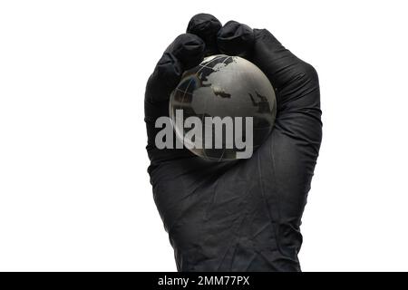 main dans des gants noirs tient un globe de planète en verre sur un blanc Banque D'Images