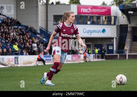 Telford, Royaume-Uni. 29th janvier 2023. Telford, Angleterre, 29 janvier 2023: Kate Longhurst (12 West Ham) sur le ballon pendant le match de la coupe de la FA Womens entre Wolverhampton Wanderers et West Ham Unis à New Bucks Head à Telford, Angleterre (Natalie Mincher/SPP) Credit: SPP Sport Press photo. /Alamy Live News Banque D'Images