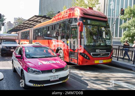 Mexico City, Avenida Paseo de la Reforma, taxi de circulation taxi taxi taxi taxi taxis, bus public Metrolbus transport Banque D'Images