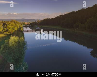 Vue aérienne sur le lac Hársas et le magnifique environnement entourant le lac, Berkenye, Hongrie Banque D'Images