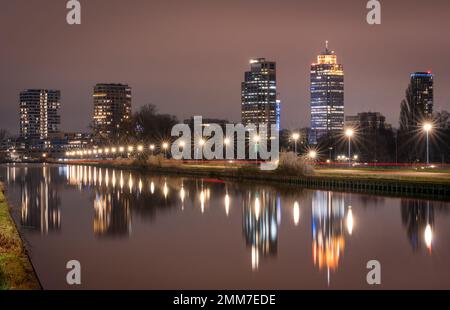 Paysage urbain d'Amsterdam dans la soirée, vue sur les gratte-ciels du quartier d'Omval et du canal de Weespertrekvaart Banque D'Images