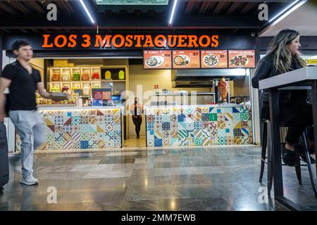 Mexico, Central de Autobuses del Norte, Northern bus Station, aire de restauration, homme hommes, femme femme femme femme femme, adultes, résidents, à l'intérieur Banque D'Images