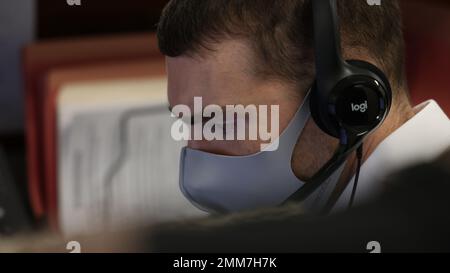 Adam M. Ochylski, de la section logistique du Commandement chimique, biologique, radiologique, nucléaire, explosif (CBRNE) de 20th, a été choisi comme commandant civil du trimestre pour le trimestre 3rd. Ochylski a été reconnu pour l'intégration et la gestion de l'approvisionnement, du transport, de l'équipement, de l'entretien, de la surveillance des contrats et d'autres fonctions. ÉTATS-UNIS Photo de l'armée par Marshall R. Mason. Banque D'Images