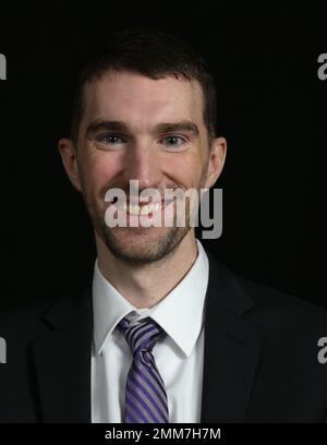 Adam M. Ochylski, de la section logistique du Commandement chimique, biologique, radiologique, nucléaire, explosif (CBRNE) de 20th, a été choisi comme commandant civil du trimestre pour le trimestre 3rd. Ochylski a été reconnu pour l'intégration et la gestion de l'approvisionnement, du transport, de l'équipement, de l'entretien, de la surveillance des contrats et d'autres fonctions. ÉTATS-UNIS Photo de l'armée par Marshall R. Mason. Banque D'Images