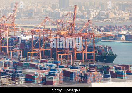 Djeddah, Arabie Saoudite - 22 décembre 2019 : chargement d'un navire à conteneurs au terminal du port maritime islamique de Djeddah Banque D'Images