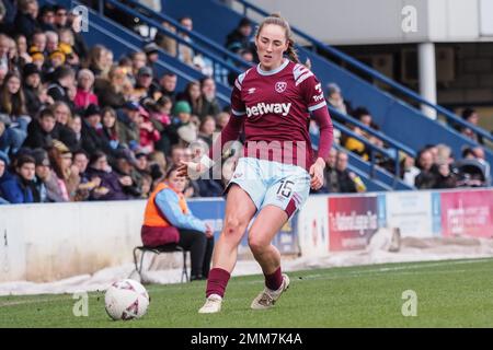 Telford, Royaume-Uni. 29th janvier 2023. Telford, Angleterre, 29 janvier 2023: Lucy Parker (15 Ham Ouest) sur le ballon pendant le match de la coupe de la FA Womens entre Wolverhampton Wanderers et Ham Ouest Unis à New Bucks Head à Telford, Angleterre (Natalie Mincher/SPP) crédit: SPP photo de presse sportive. /Alamy Live News Banque D'Images