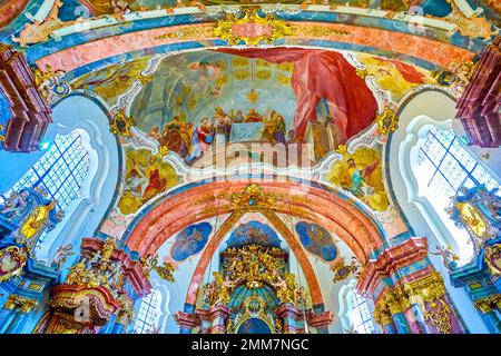 PRAGUE, TCHÉQUIE - 11 MARS 2022: Grandes peintures murales décorées de voûtes de l'église de la Nativité dans le complexe de Loreta, sur 11 mars à Prague, Tchéquie Banque D'Images
