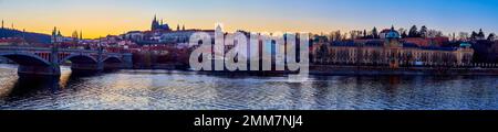 Panorama en soirée du quartier de Mala Strana avec la rivière Vltava, le pont Manes et le château de Prague au sommet de la colline, la Tchéquie Banque D'Images