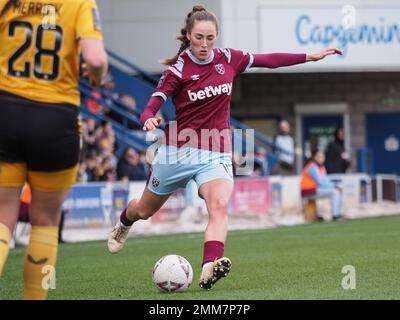 Telford, Royaume-Uni. 29th janvier 2023. Telford, Angleterre, 29 janvier 2023: Lucy Parker (15 Ham Ouest) sur le ballon pendant le match de la coupe de la FA Womens entre Wolverhampton Wanderers et Ham Ouest Unis à New Bucks Head à Telford, Angleterre (Natalie Mincher/SPP) crédit: SPP photo de presse sportive. /Alamy Live News Banque D'Images