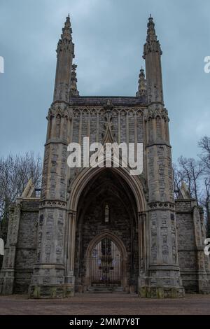 La chapelle anglicane conçue par Thomas Little dans le cimetière Nunhead, l'un des sept magnifiques cimetières, aujourd'hui une réserve naturelle à Londres, en Angleterre Banque D'Images