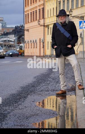 Un homme debout sur la route en ville Banque D'Images