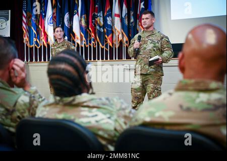 Sergent-chef de la Force aérienne des États-Unis Christopher Hill, centre, 118th e Escadre, Garde nationale du Tennessee, et Sgt. Ashley Davis, à gauche, 195th e Escadre, Garde nationale de Californie, présente tous deux une présentation lors du Symposium sur le leadership (ELS) de la Garde nationale aérienne (GNA) de 2022, Camp Shelby, Mississippi, 13-15 septembre 2022. Plus de 170 aviateurs représentant des unités de l'ANG de chaque État, territoire et district de Columbia ont assisté au symposium, un événement de trois jours, organisé par le Sgt principal. Maurice Williams, chef de commandement de l’ANG, s’est concentré sur le thème « donner les moyens aux aviateurs d’accélérer ». Banque D'Images