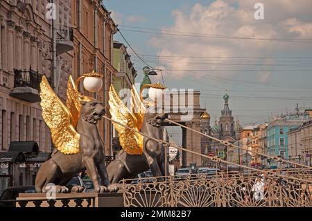 St. Petersbourg, Russie - 20 août , 2022: Griffins sur le pont de la banque Banque D'Images