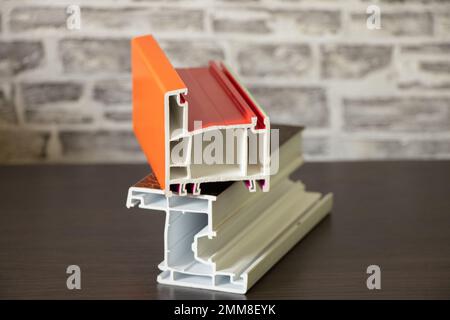 cadre de fenêtre en aluminium comme exemple, fenêtre en coupe, profil de fenêtre peint de l'usine Banque D'Images