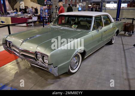 1966 Oldsmobile F-85 Deluxe au Retro Málaga 2023. Espagne Banque D'Images