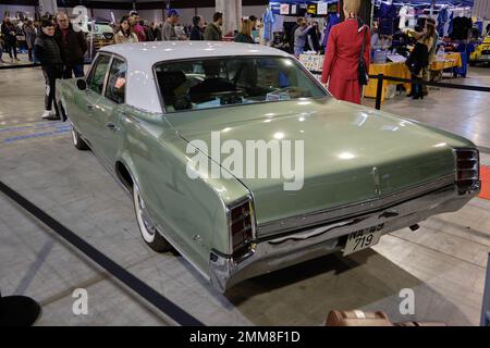 1966 Oldsmobile F-85 Deluxe au Retro Málaga 2023. Espagne Banque D'Images