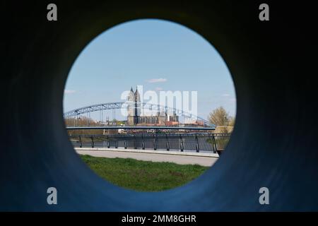 Vue sur la cathédrale de Magdeburg et le pont de Stern à travers le trou d'une sculpture sur la rive de l'Elbe près de Magdeburg, Allemagne Banque D'Images