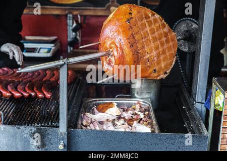 Jambon traditionnel tchèque fumé préparé sur feu ouvert dans la rue Prague Banque D'Images