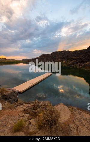 Lac Dierkes à Twin Falls, Idaho au coucher du soleil avec réflexion sur l'eau Banque D'Images