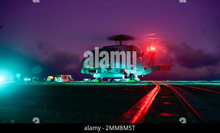 Un hélicoptère MH-60R Sea Hawk se prépare à décoller du destroyer à missiles guidés de classe Arleigh Burke USS Shoup (DDG 86) alors qu'il est en cours dans l'océan Pacifique, le 15 septembre 2022. Shoup est en cours pour participer à un exercice Live Fire with A Purpose. Banque D'Images