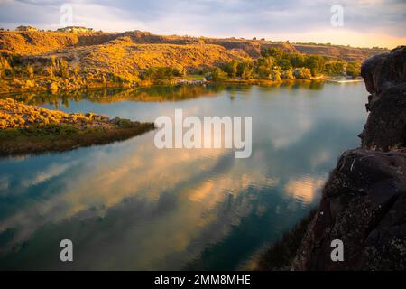 Lac Dierkes à Twin Falls, Idaho au coucher du soleil avec réflexion sur l'eau Banque D'Images