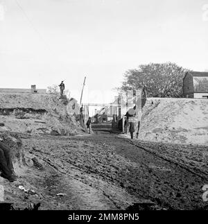 Sally port dans le centre du point sud-ouest des enchâssements autour de la ville de Yorktown en Virginie pendant la guerre de Sécession. Le siège de Yorktown a été combattu de 5 avril à 4 mai 1862. La bataille n'a pas été concluante car les forces de conférence se sont retirées de leurs positions la nuit, s'échappant intacte à Williamsberg. Banque D'Images