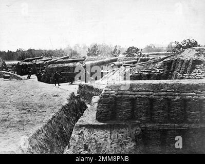 Artillerie unioniste lourde à la batterie numéro un pendant le siège de Yorktown pendant la guerre civile américaine en 1862, le siège de Yorktown a été combattu de 5 avril à 4 mai 1862. La bataille n'a pas été concluante car les forces de conférence se sont retirées de leurs positions la nuit, s'échappant intacte à Williamsberg. Banque D'Images