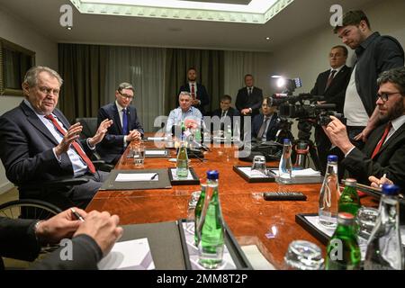 Belehrad, Srbsko. 29th janvier 2023. (G-D) le président tchèque Milos Zeman, son porte-parole Jiri Ovcacek et le chef du bureau présidentiel Vratislav Mynar ont rencontré des journalistes lors de la visite officielle à Beograd, Serbie, 29 janvier 2023. Crédit : vit Simanek/CTK photo/Alay Live News Banque D'Images