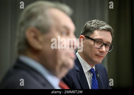 Belehrad, Srbsko. 29th janvier 2023. Le président tchèque Milos Zeman, à gauche, et son porte-parole Jiri Ovcacek lors de la rencontre avec des journalistes lors de la visite officielle à Beograd, Serbie, 29 janvier 2023. Crédit : vit Simanek/CTK photo/Alay Live News Banque D'Images