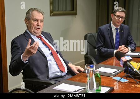 Belehrad, Srbsko. 29th janvier 2023. Le président tchèque Milos Zeman, à gauche, et son porte-parole Jiri Ovcacek lors de la rencontre avec des journalistes lors de la visite officielle à Beograd, Serbie, 29 janvier 2023. Crédit : vit Simanek/CTK photo/Alay Live News Banque D'Images