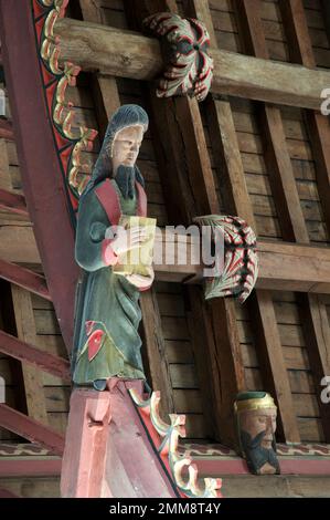Figure en bois de Saint Jean l'Apôtre. Une des douze sculptures représentant les disciples de Jésus dans l'église Saint-Jean-Baptiste, Bere Regis, Dorset, Royaume-Uni. Banque D'Images