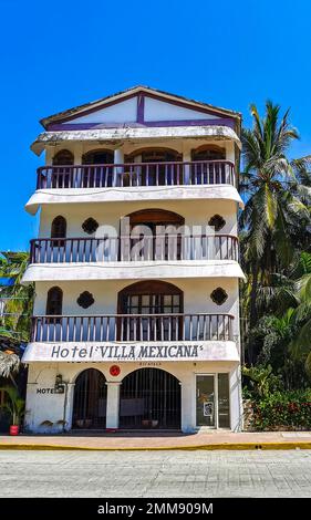 Puerto Escondido Oaxaca Mexique 2022 Hôtels bâtiments et maisons dans le paradis tropical à Zicatela Puerto Escondido Oaxaca Mexique. Banque D'Images