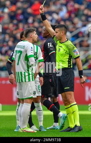 Milan, Italie. 29th janvier 2023. Arbitre Antonio Giua livre Giorgos Kyriakopoulos (77) de Sassuolo pendant la Serie Un match entre AC Milan et Sassuolo à San Siro à Milan. (Crédit photo : Gonzales photo/Alamy Live News Banque D'Images