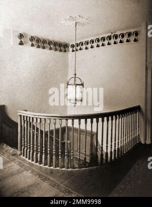 British pubs Inns & tavernes - Une photo vieille de 1940 de l'hôtel Castle, Windsor, montrant le palier de l'escalier et les cloches des serviteurs. indiquer les pièces qui nécessitent leur attention. Il a commencé en 1528 comme le Mermaid Inn . Au siècle 18th, son propriétaire Richard Martin a reçu le premier des huit mandats royaux de l’hôtel – pour fournir des chevaux et des voitures à la famille royale. Banque D'Images