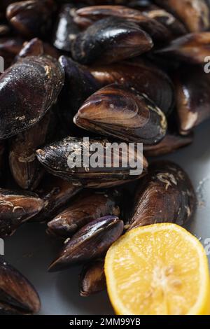 Gros plan d'une assiette avec des moules fraîchement couchées sur la table à manger Banque D'Images