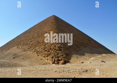 La pyramide rouge nord du Dahshur du roi Sneferu, nommée pour la teinte rouillée de ses pierres calcaires rouges, également appelée pyramide des chauves-souris, qu'elle contient Banque D'Images