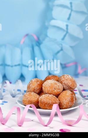 Petit allemand traditionnel 'Berliner Pfannkuchen', un donut sans trou rempli de confiture. Traditionnel servi pendant le carnaval Banque D'Images