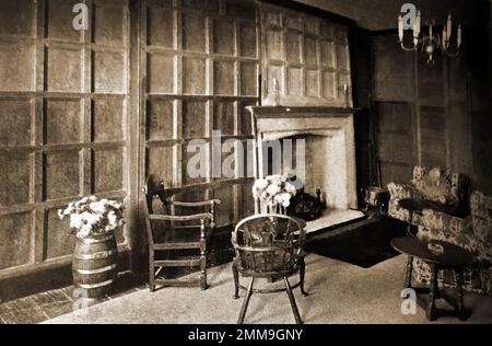 Auberge et taverne British pubs - Une photographie de l'ancien intérieur du White Hart de Chipping Norton datant de 1940 environ avec ses murs lambrissés. La structure à ossature de bois du 16th siècle avait son avant changé en 1725 (comme daté sur les têtes d'eau de pluie) restauré et réaménagé à l'époque moderne Banque D'Images