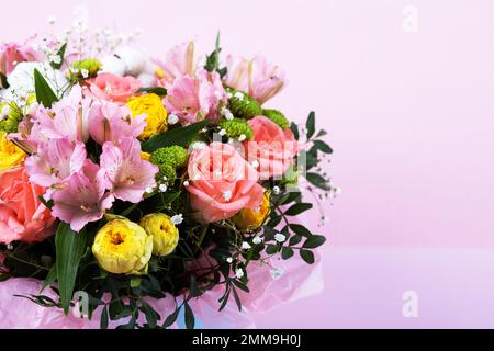 Bouquet de roses roses, jaunes et fleurs violettes alstroemeria sur fond violet. Carte de vœux d'anniversaire, Saint-Valentin, Fête des mères Banque D'Images