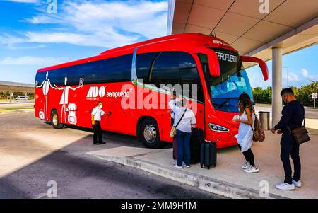 Cancun Quintana Roo Mexico 2021 Arrêt de bus ADO à Cancun aéroport Quintana Roo Mexique. Banque D'Images