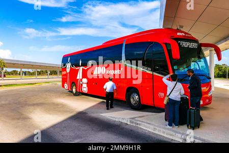 Cancun Quintana Roo Mexico 2021 Arrêt de bus ADO à Cancun aéroport Quintana Roo Mexique. Banque D'Images